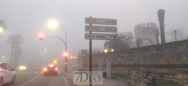 La niebla invade la ciudad pacense