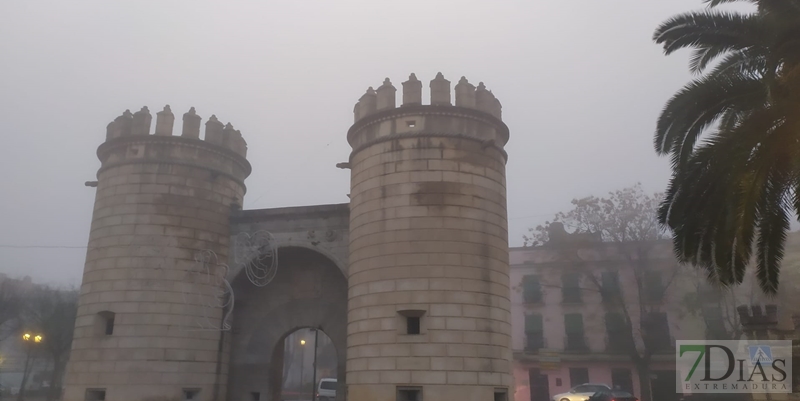 La niebla invade la ciudad pacense