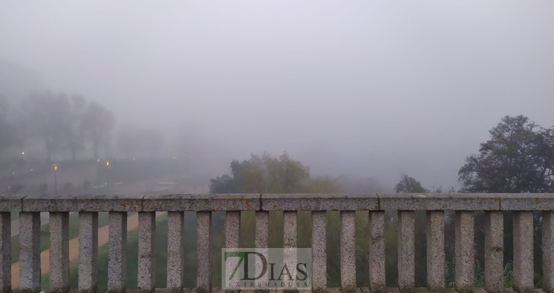 La niebla invade la ciudad pacense