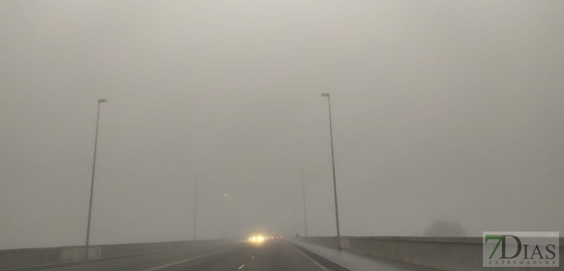 La niebla invade la ciudad pacense