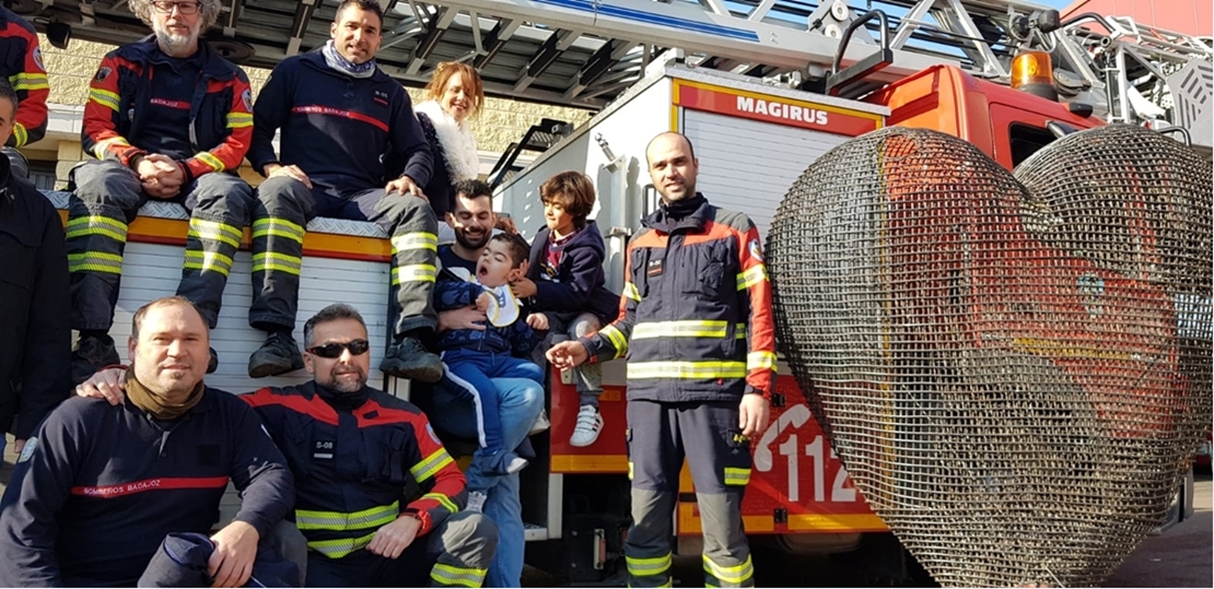 Un gran corazón de solidaridad en el parque de Bomberos de Badajoz