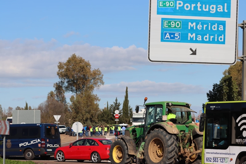 Impiden que los tractores lleguen a la Frontera de Caya