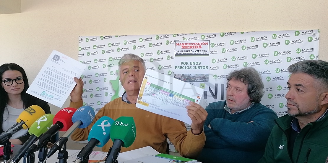 AGRICULTORES: &quot;No nos iremos de Mérida hasta que Vara no solucione esto&quot;