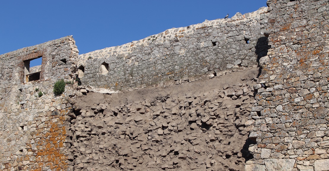 Cs exige que se aborde “con urgencia” un plan de actuación en la muralla de Trujillo