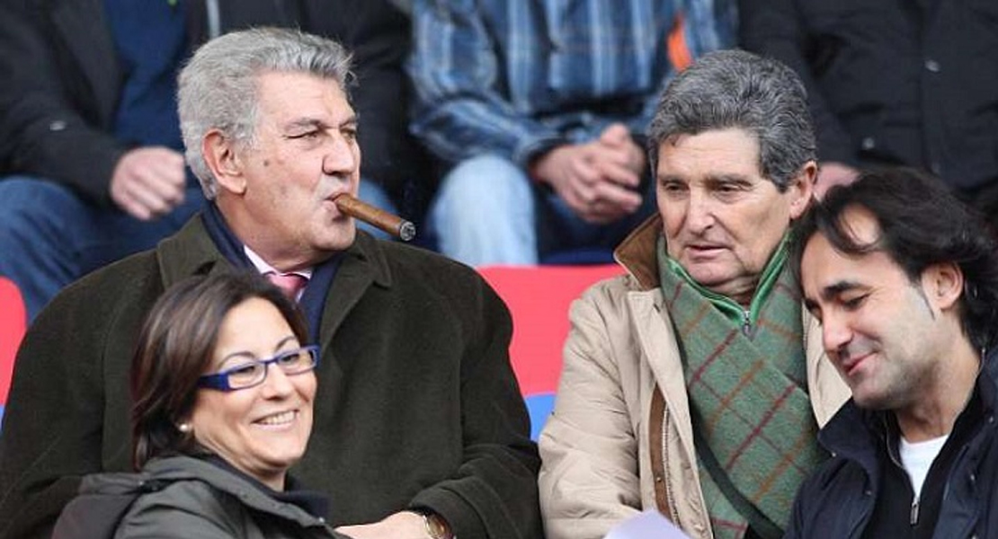 Sanidad prohibirá el consumo de tabaco en los estadios y coches