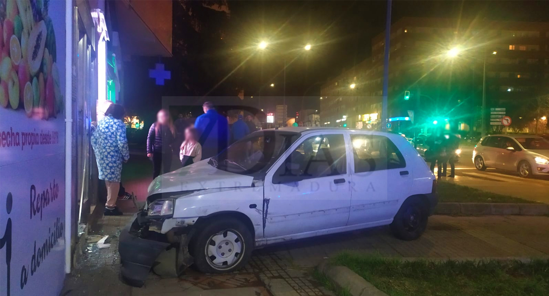 Un coche se empotra contra un portal en la &#39;autopista&#39; de Badajoz