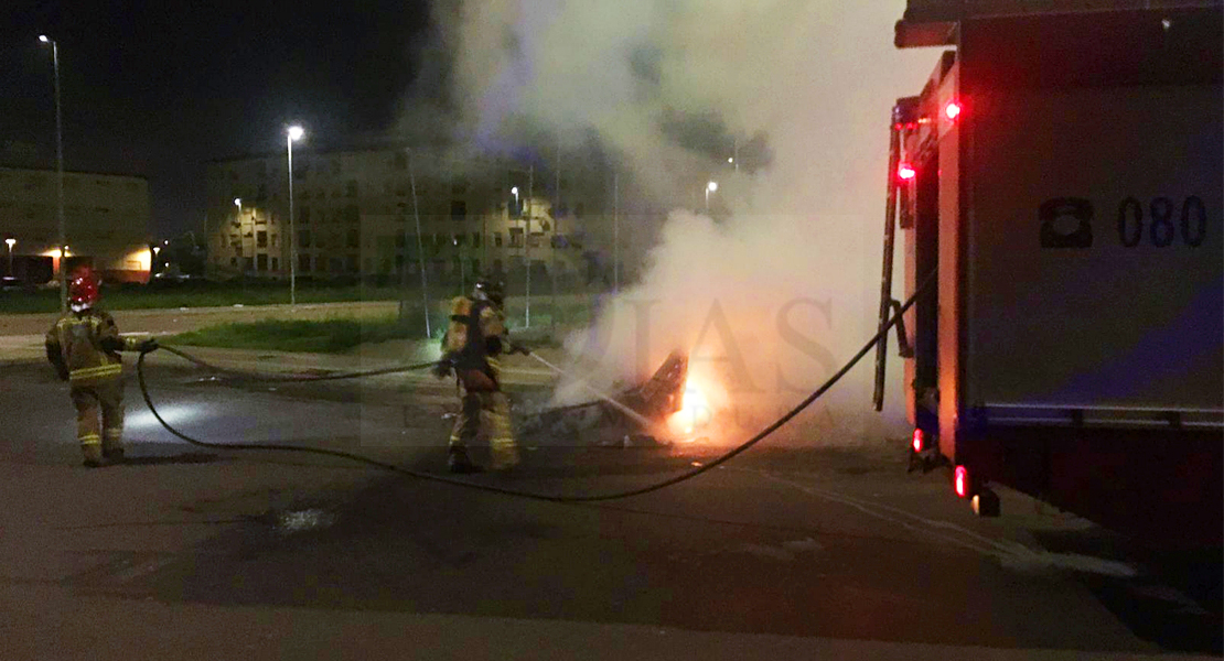 GALERÍA - Los Bomberos intervienen de madrugada en un incendio de mobiliario urbano en Badajoz