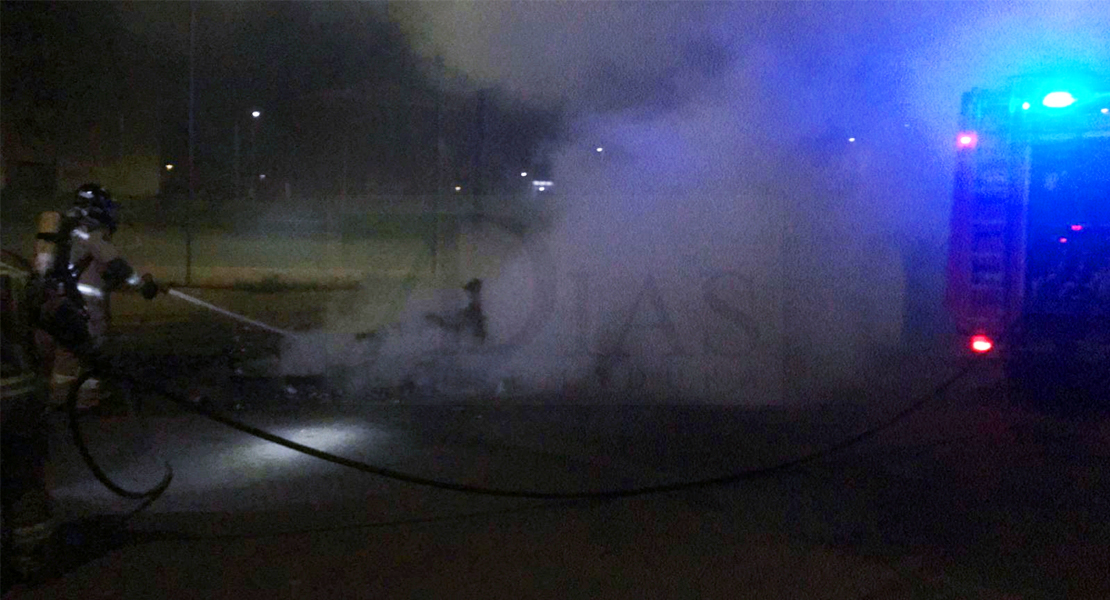 GALERÍA - Los Bomberos intervienen de madrugada en un incendio de mobiliario urbano en Badajoz
