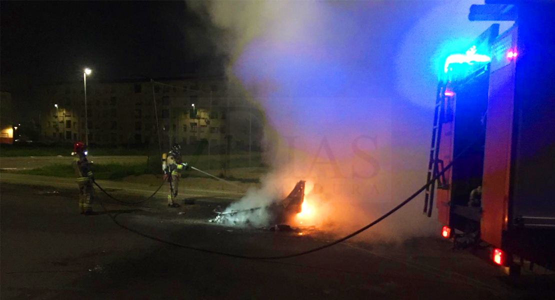 GALERÍA - Los Bomberos intervienen de madrugada en un incendio de mobiliario urbano en Badajoz