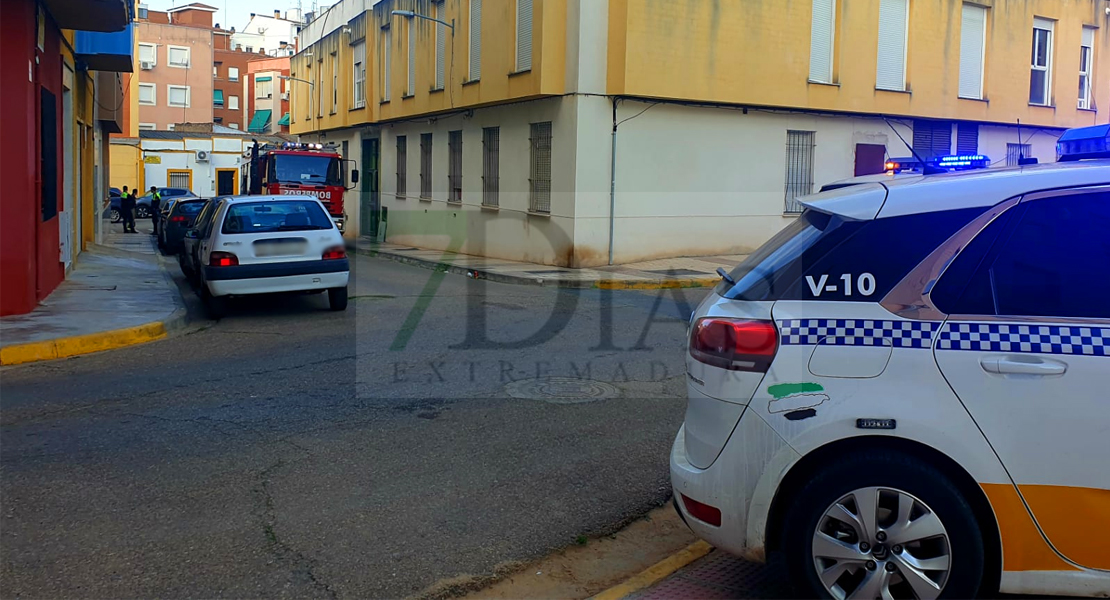 Vecinos de San Roque (Badajoz) alertados por el denso humo en un incendio de vivienda