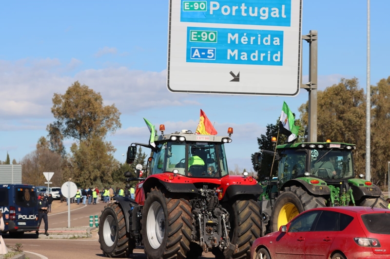 Impiden que los tractores lleguen a la Frontera de Caya