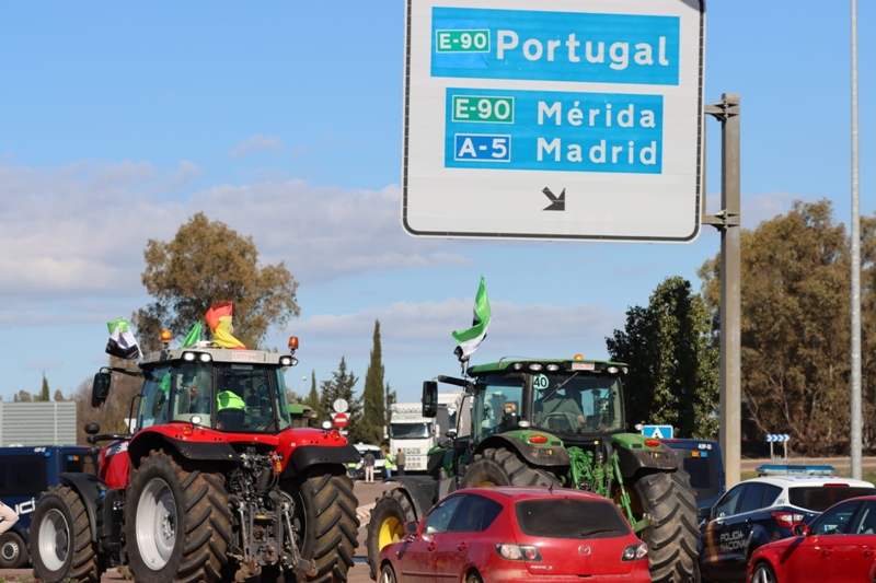 Impiden que los tractores lleguen a la Frontera de Caya