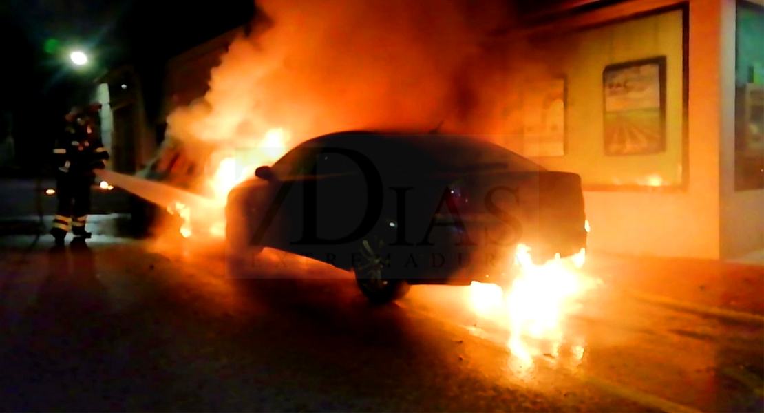 GALERÍA - Así ha sido la intervención de Bomberos del CPEI en un incendio en Lobón (BA)