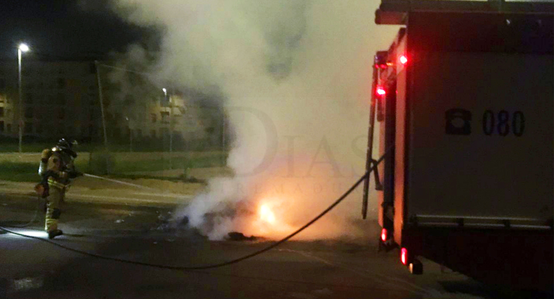 GALERÍA - Los Bomberos intervienen de madrugada en un incendio de mobiliario urbano en Badajoz
