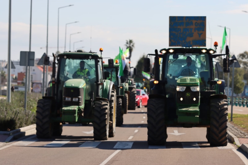 Impiden que los tractores lleguen a la Frontera de Caya