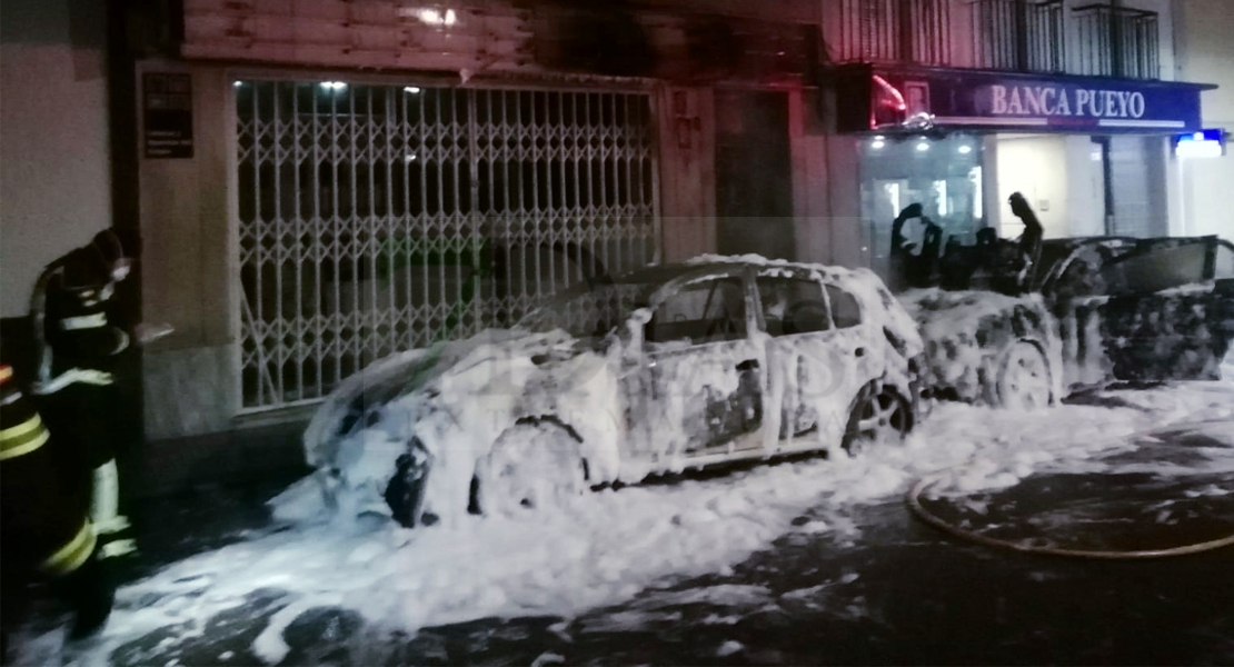 GALERÍA - Así ha sido la intervención de Bomberos del CPEI en un incendio en Lobón (BA)