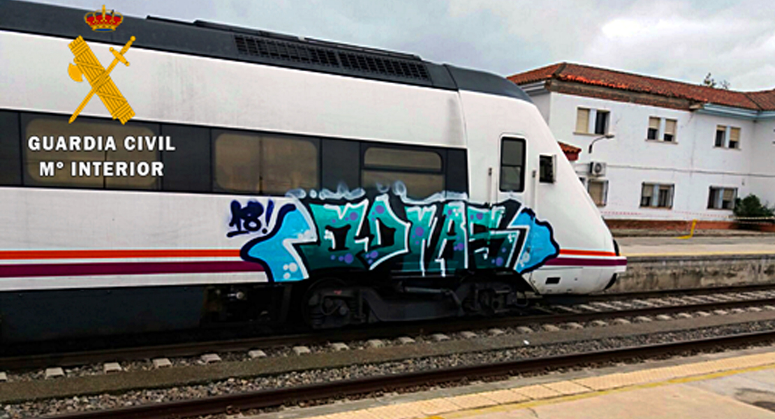 Detiene a un joven por realizar grafitis en varias estaciones de tren extremeñas