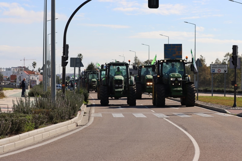 Impiden que los tractores lleguen a la Frontera de Caya