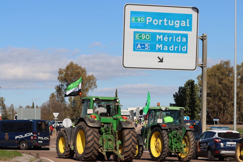 Impiden que los tractores lleguen a la Frontera de Caya