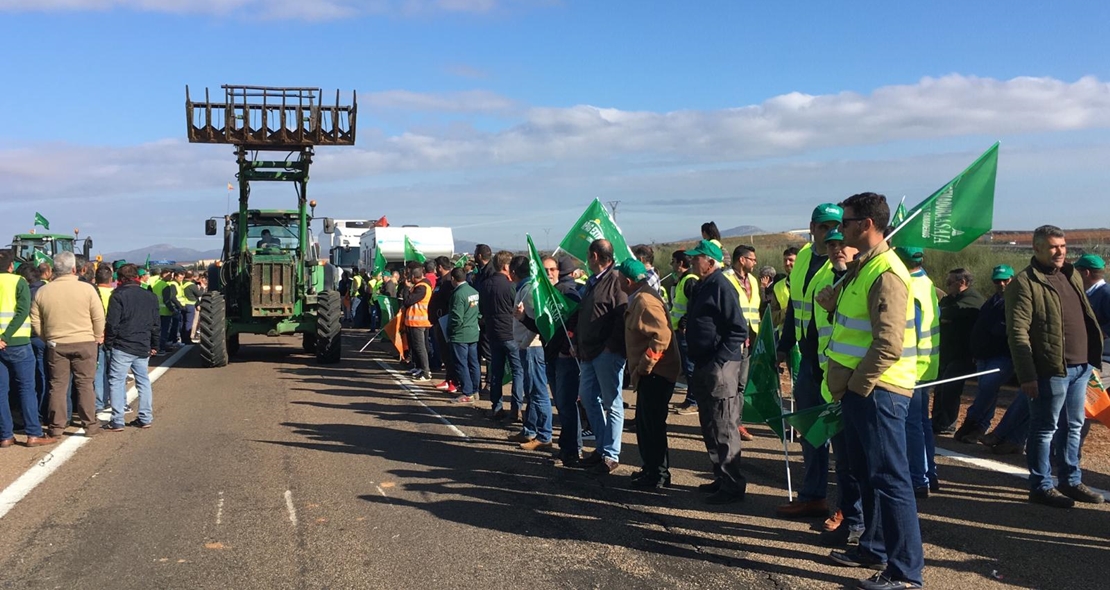 Al grito de “El campo unido, jamás será vencido” en Almendralejo