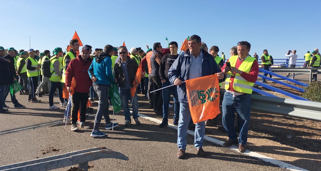 Al grito de “El campo unido, jamás será vencido” en Almendralejo