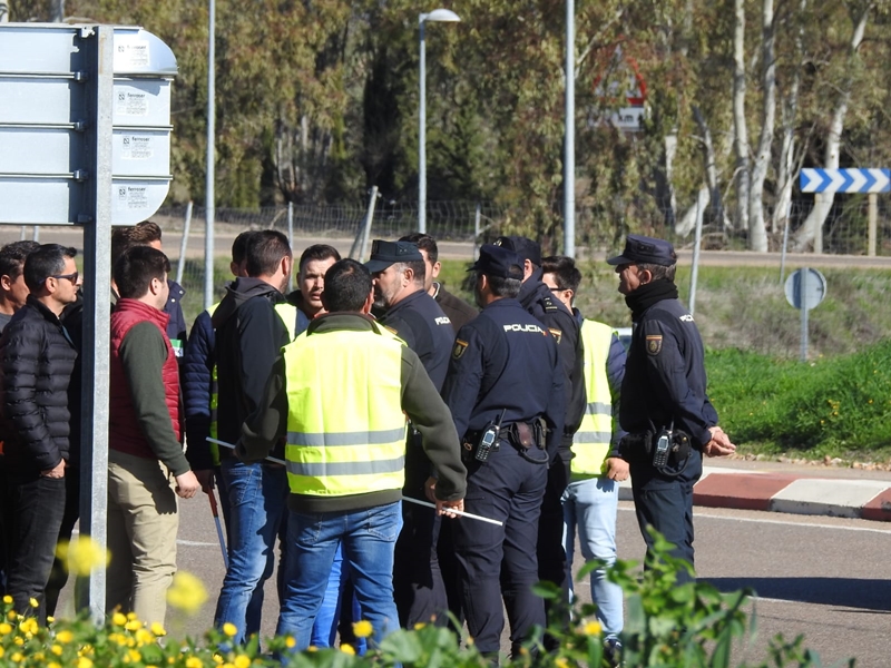 Impiden que los tractores lleguen a la Frontera de Caya