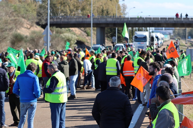 Impiden que los tractores lleguen a la Frontera de Caya