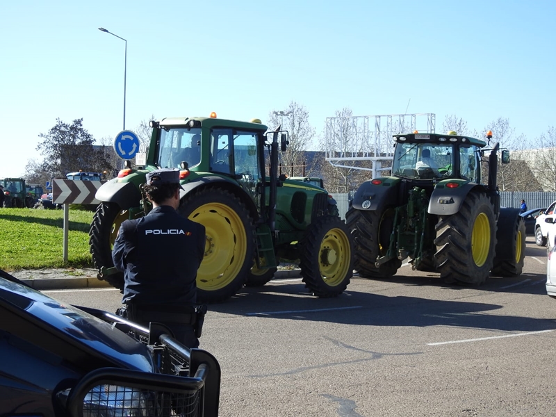 Impiden que los tractores lleguen a la Frontera de Caya