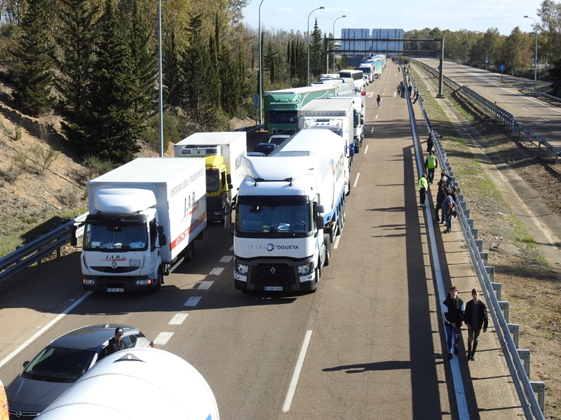 Impiden que los tractores lleguen a la Frontera de Caya