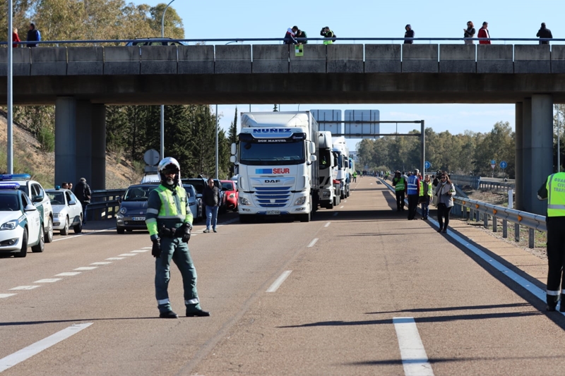 Impiden que los tractores lleguen a la Frontera de Caya