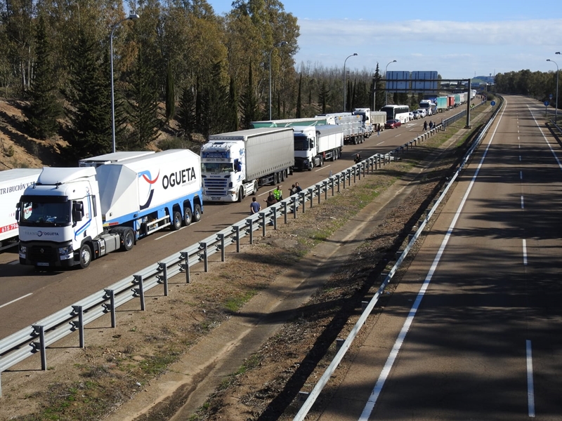 Impiden que los tractores lleguen a la Frontera de Caya