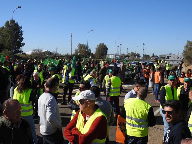 Impiden que los tractores lleguen a la Frontera de Caya