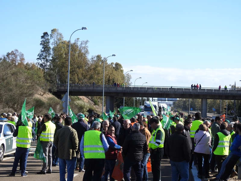 Impiden que los tractores lleguen a la Frontera de Caya