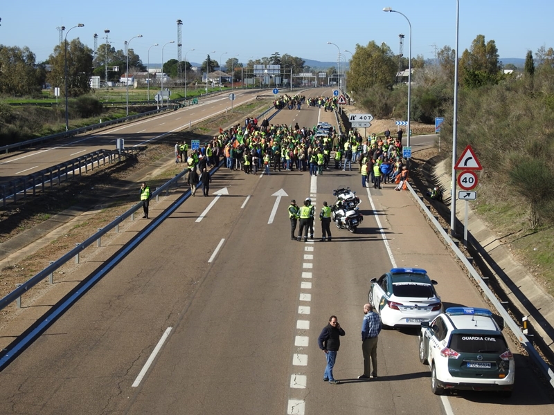 Impiden que los tractores lleguen a la Frontera de Caya