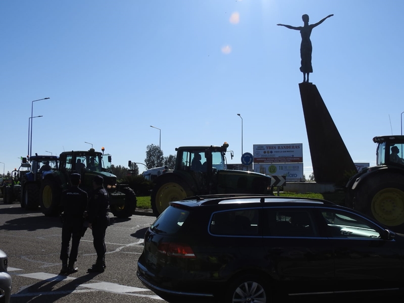 Impiden que los tractores lleguen a la Frontera de Caya