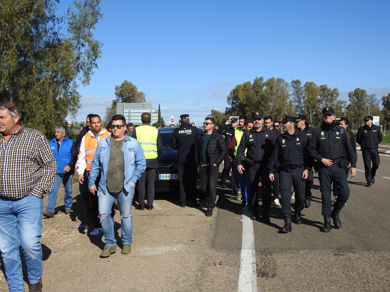 Impiden que los tractores lleguen a la Frontera de Caya