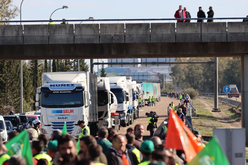 Impiden que los tractores lleguen a la Frontera de Caya