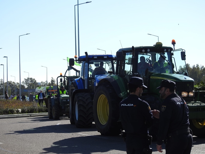 Impiden que los tractores lleguen a la Frontera de Caya