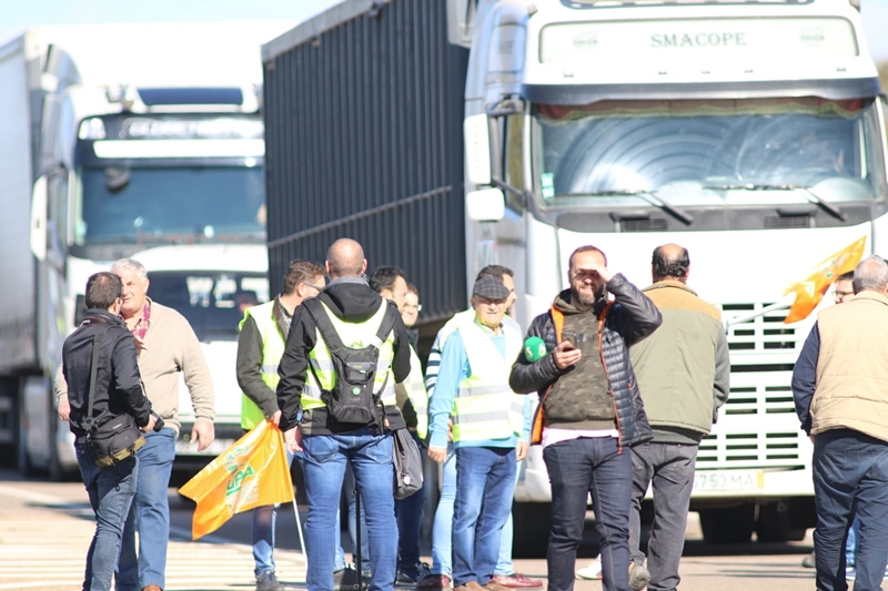 Impiden que los tractores lleguen a la Frontera de Caya