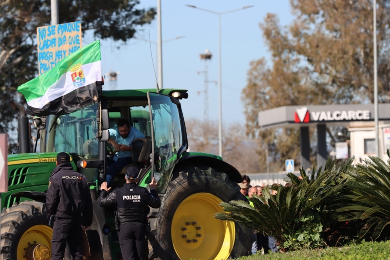 Impiden que los tractores lleguen a la Frontera de Caya