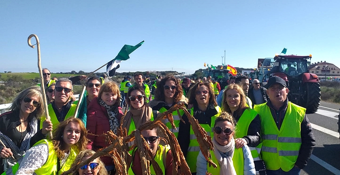 Miles de agricultores protestan en la columna de Navalmoral de la Mata