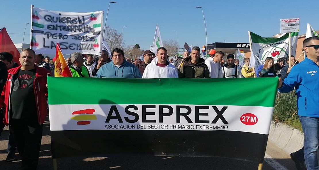 Gran cantidad de mujeres reivindicando el campo extremeño