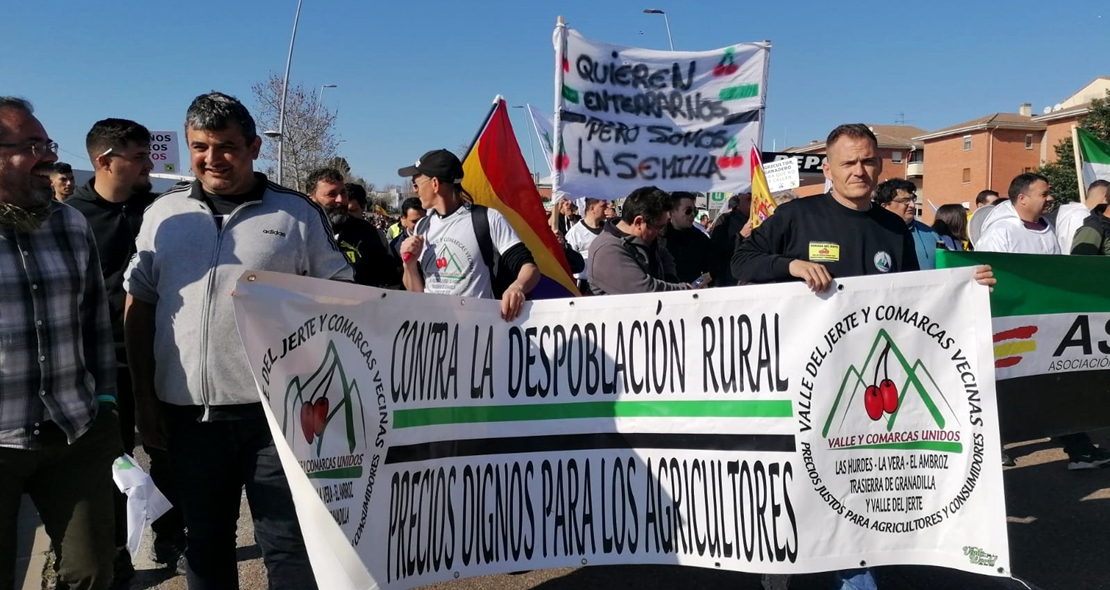 Gran cantidad de mujeres reivindicando el campo extremeño