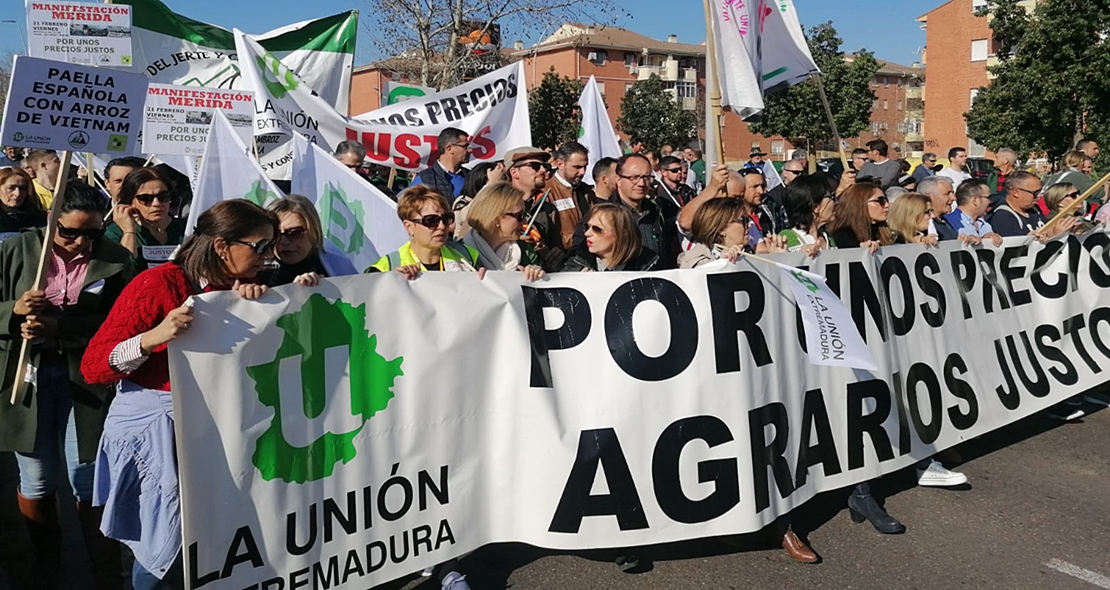 Gran cantidad de mujeres reivindicando el campo extremeño