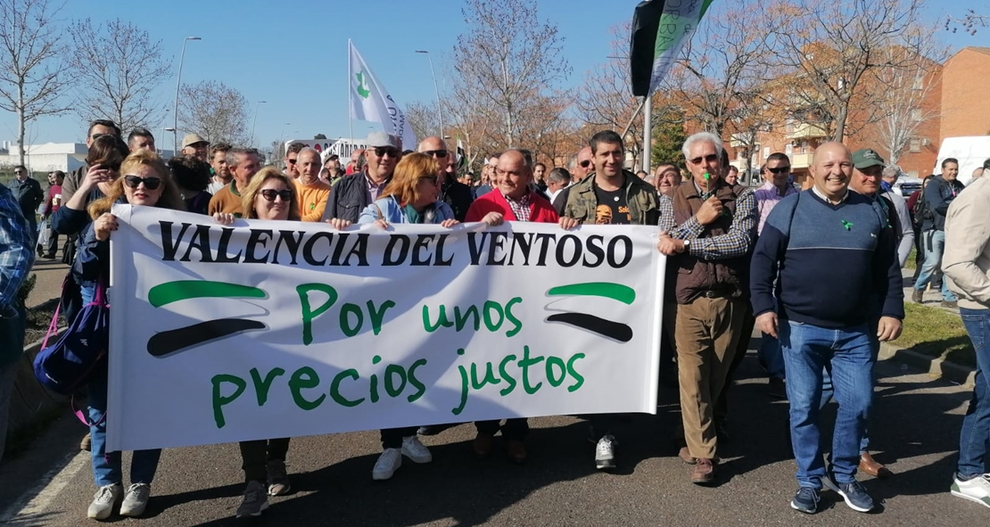 Gran cantidad de mujeres reivindicando el campo extremeño