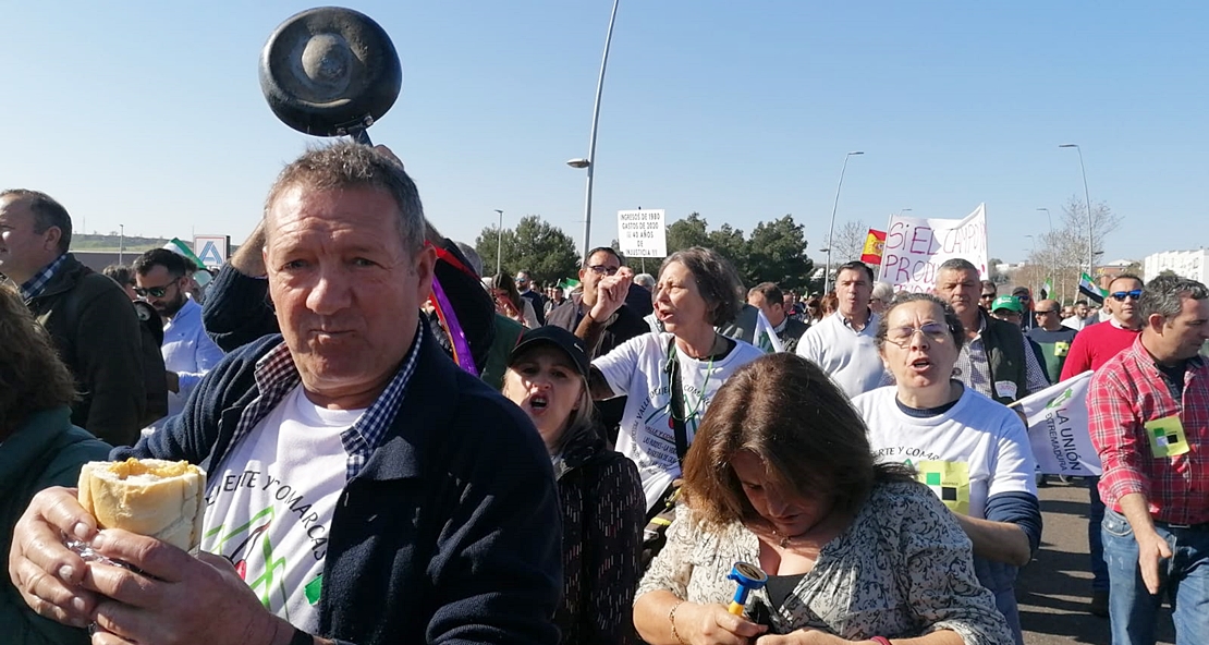 Gran cantidad de mujeres reivindicando el campo extremeño