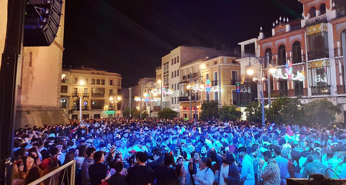 Arroja una botella contra la cabeza de un agente en una reyerta en la Plaza de España