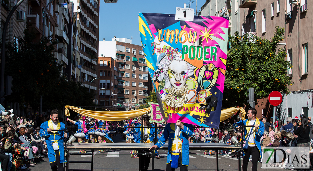 Espectaculares estandartes en el Gran Desfile de Comparsas del Carnaval de Badajoz