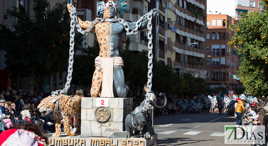 Espectaculares estandartes en el Gran Desfile de Comparsas del Carnaval de Badajoz