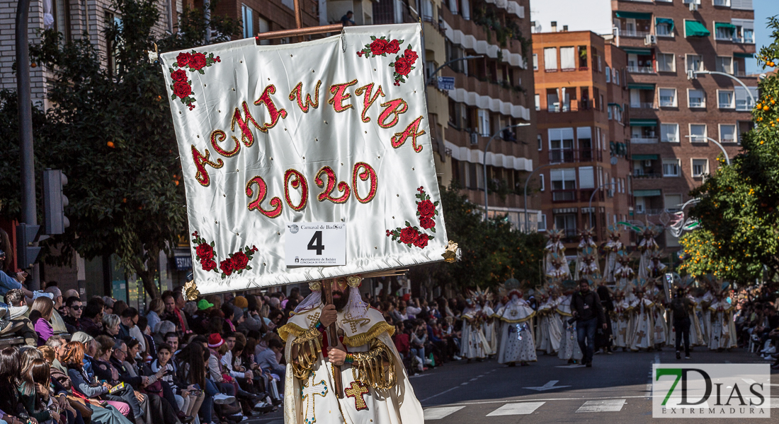 Espectaculares estandartes en el Gran Desfile de Comparsas del Carnaval de Badajoz